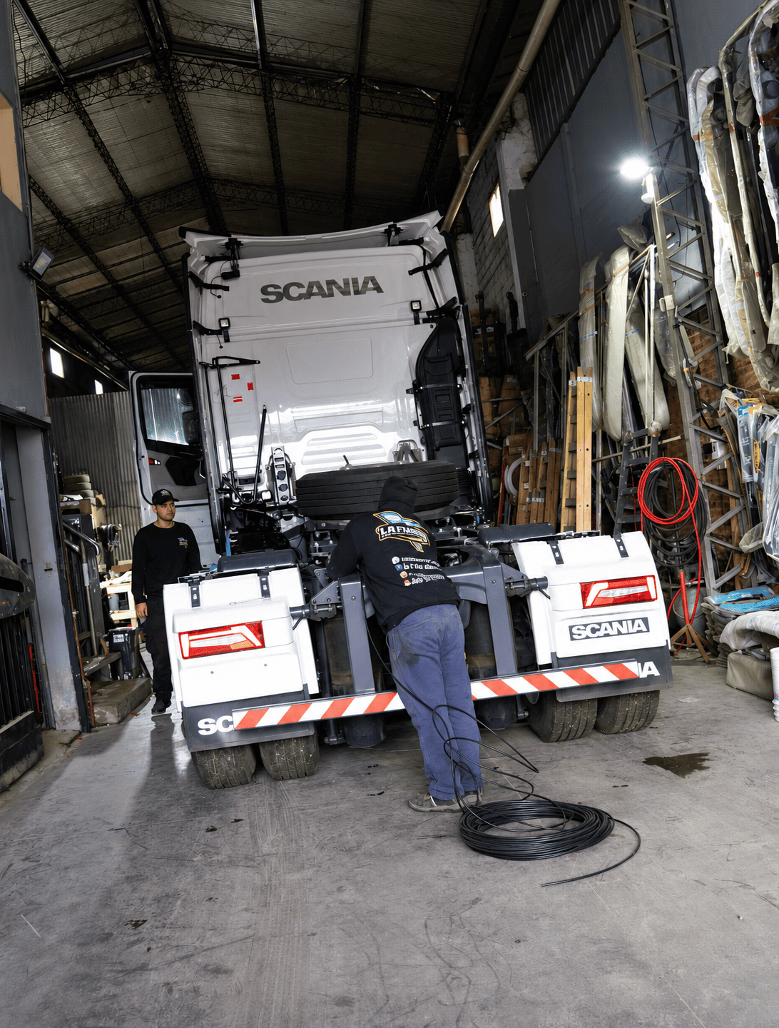 Equipo especializado trabajando en un camión Scania